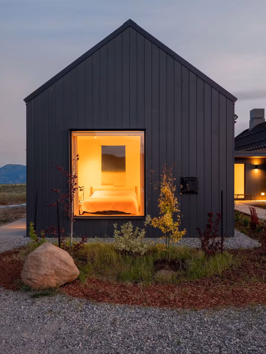 Cấu trúc phụ của ngôi nhà bao gồm các phòng ngủ được thiết kế riêng biệt để mang lại sự thoải mái tối đa và không gian riêng tư cho các thành viên trong gia đình.