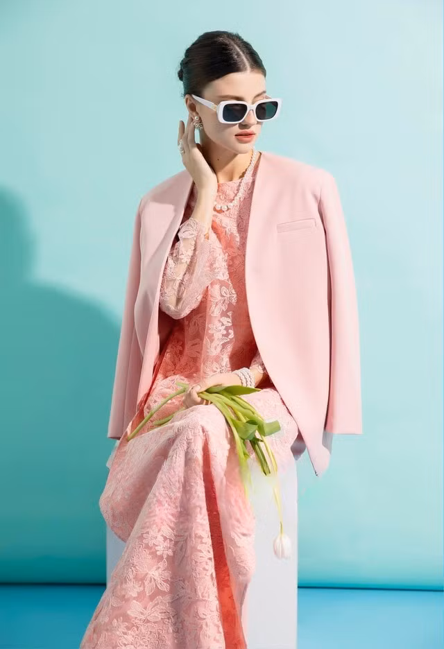 Áo trơn hoặc họa tiết chìm kết hợp blazer đồng màu là lựa chọn an toàn nhưng đầy sang trọng. Những gam sắc nhẹ nhàng như trắng, nude hoặc pastel sẽ dễ tạo ấn tượng hơn khi phối cùng blazer có cùng tông mang đến vẻ đẹp thanh lịch, thời thượng. ẢNH: FUNDAYN