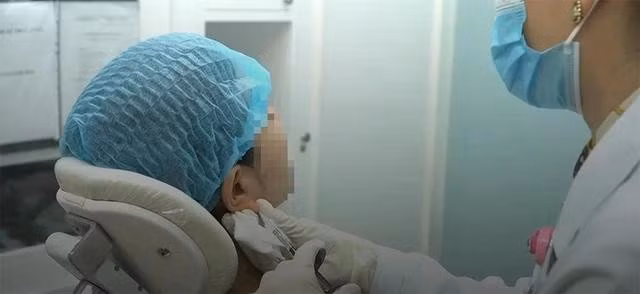 Bác sĩ tiêm tai Phật cho một bệnh nhân