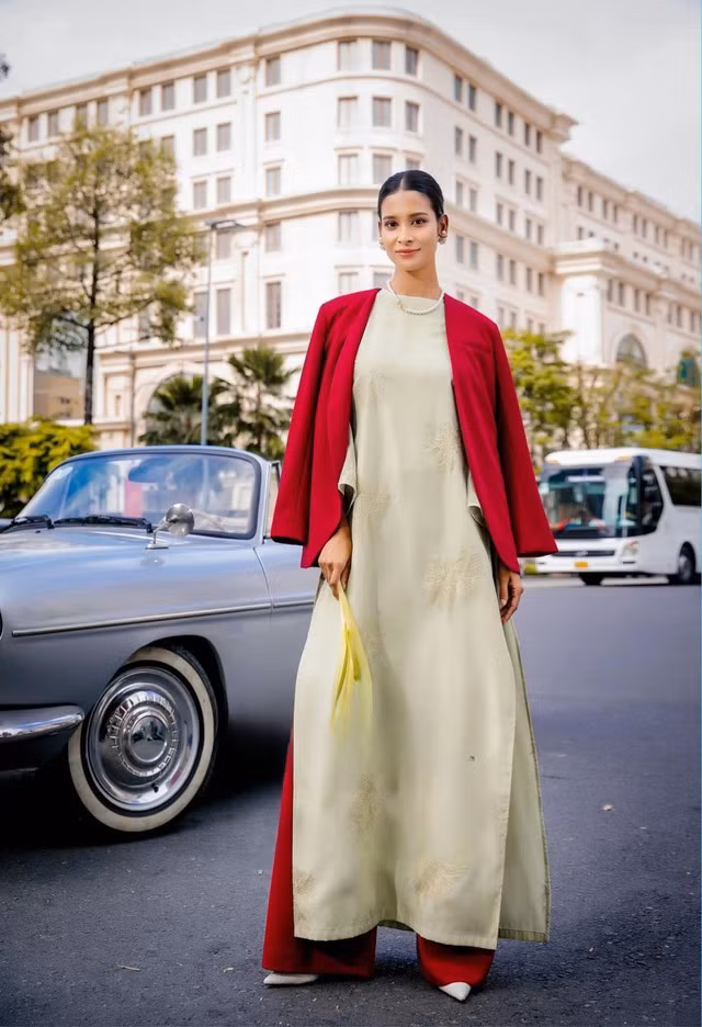 Blazer không còn là trang phục dành riêng cho công sở. Với sự biến tấu không ngừng của làng mốt, blazer đã trở thành món đồ đa năng, dễ dàng phối hợp với nhiều phong cách khác nhau. ẢNH: FUNDAYN