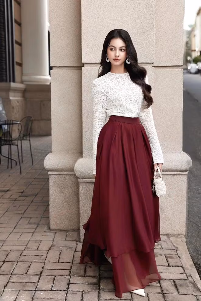 Váy ngắn trên gối, tôn lên đôi chân thon gọn và vẻ năng động hoặc những chiếc váy dài đậm dáng vẻ nữ tính, yêu kiều đều là những lựa chọn phù hợp cho các bữa tiệc năm mới nhẹ nhàng nhưng vui vẻ. ẢNH: DECODE HOUSE