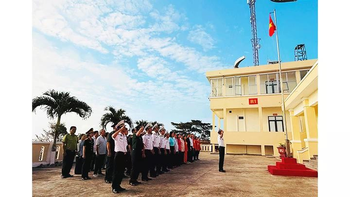 Chào cờ trên đảo Hòn Khoai. chon-dao-la-nha-2.jpg