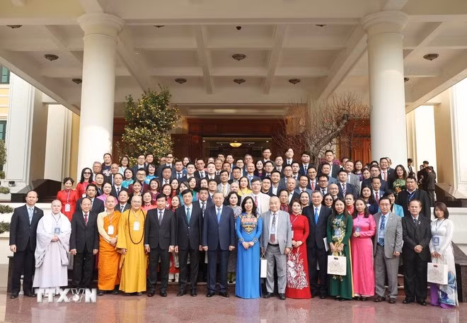 Tổng Bí thư Tô Lâm và đại biểu chụp ảnh chung với kiều bào tiêu biểu tham dự chương trình "Xuân quê hương" năm 2025.(Ảnh: Thống Nhất/TTXVN)