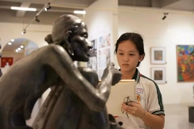 Học sinh lớp 9 Trường THCS Hà Huy Tập (Q.Bình Thạnh, TP.HCM) tham quan Trường ĐH Mỹ thuật TP.HCM