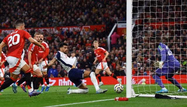 Dominic Solanke góp sức nhấn chìm Man United tại Old Trafford