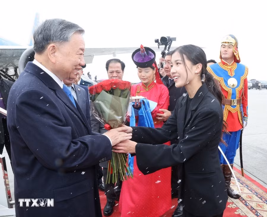 Thiếu nữ Mông Cổ tặng hoa, chào mừng Tổng Bí thư, Chủ tịch nước Tô Lâm tại sân bay Thành Cát Tư Hãn (Chinggis Khaan International Airport) ở Thủ đô Ulan Bator. (Ảnh: Trí Dũng/TTXVN)