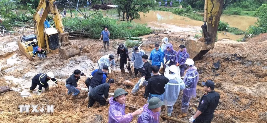 Cán bộ, chiến sỹ Công an tỉnh Hà Giang và các lực lượng chức năng nỗ lực tìm kiếm nạn nhân mất tích trong vụ sạt lở nghiêm trọng. (Ảnh: TTXVN phát)