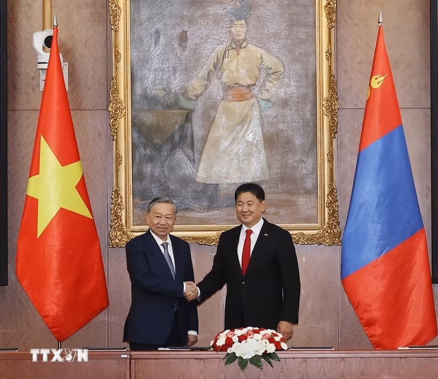 Tổng Bí thư, Chủ tịch nước Tô Lâm và Tổng thống Mông Cổ Ukhnaagiin Khurelsukh chụp ảnh chung. (Ảnh: Trí Dũng/TTXVN)