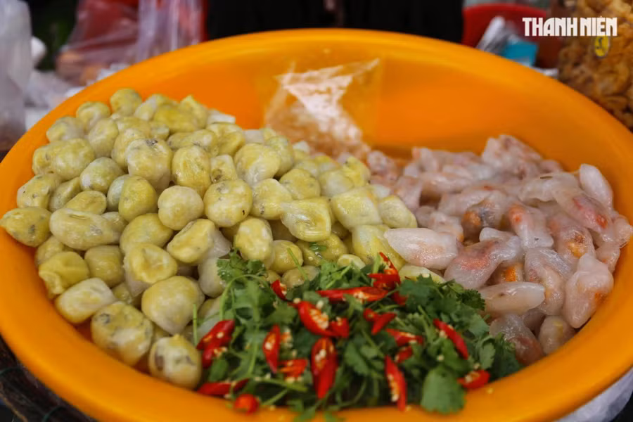 Có 2 loại để thực khách lựa chọn là bánh lọc tôm và bánh lọc nhân đậu xanh. ẢNH: LÊ HOÀI NHÂN