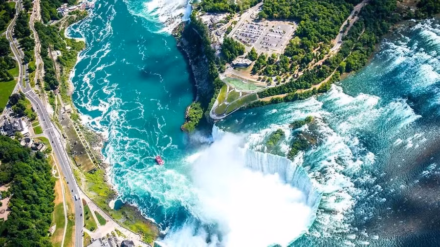 "Thủ đô trăng mật" của thế giới? Đó sẽ là thác Niagara. Thác nước nổi tiếng nhất thế giới là cảnh tượng ngoạn mục, và đó chẳng phải là một trong những trải nghiệm tuyệt vời của tình yêu sao? Những khoảnh khắc ly kỳ khi nhận ra rằng nơi này là duy nhất, loại trải nghiệm luôn khác biệt khi được hỗ trợ bởi 3.160 tấn nước ào ạt mỗi giây