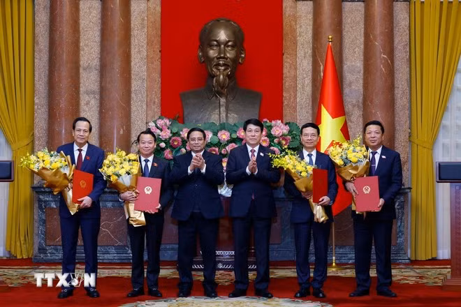 Chủ tịch nước Lương Cường trao Quyết định bổ nhiệm, Thủ tướng Phạm Minh Chính tặng hoa chúc mừng Bộ trưởng Bộ Nông nghiệp và Môi trường Đỗ Đức Duy, Bộ trưởng Bộ Xây dựng Trần Hồng Minh, Bộ trưởng Bộ Khoa học và Công nghệ Nguyễn Mạnh Hùng, Bộ trưởng Bộ Dân tộc và Tôn giáo Đào Ngọc Dung. (Ảnh: Lâm Khánh/TTXVN)