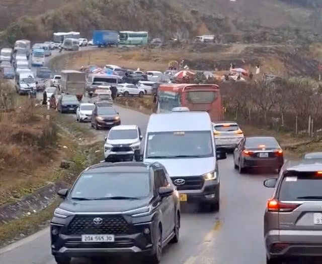 QL6 luôn nườm nượp xe lên Mộc Châu tham quan. ẢNH: PHAN HẬU