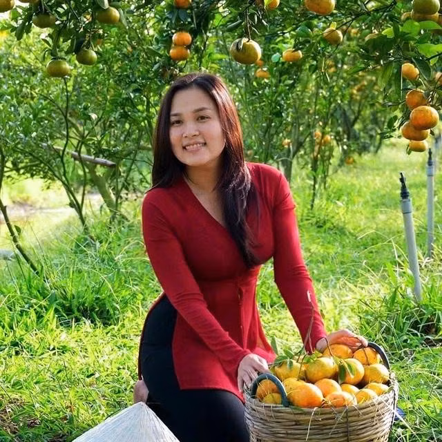 Chị Liên bên vườn quýt 3 đời của gia đình. ẢNH: DUY TÂN