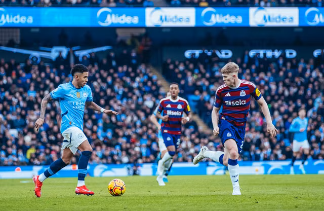 Cánh phải của Savinho gieo rắc nỗi lo lớn cho Newcastle