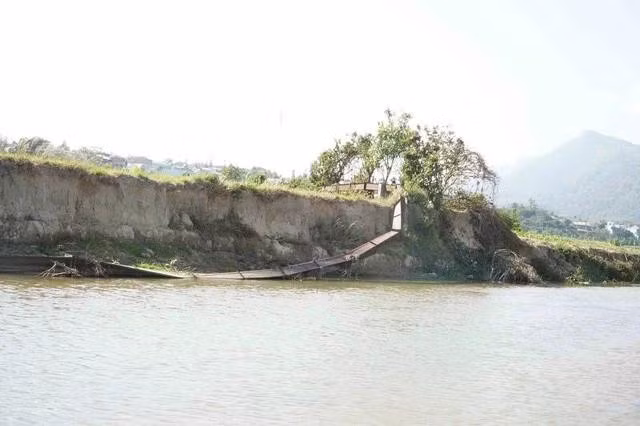 Không chỉ đất canh tác bị ảnh hưởng, tình trạng sạt lở bờ suối còn làm hư hỏng các công trình thủy lợi. Ảnh: Đức Nhật