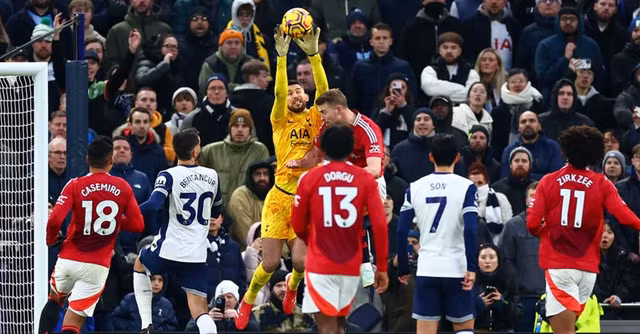 Một trong những pha bóng tấn công sắc nét hiếm hoi của Man United