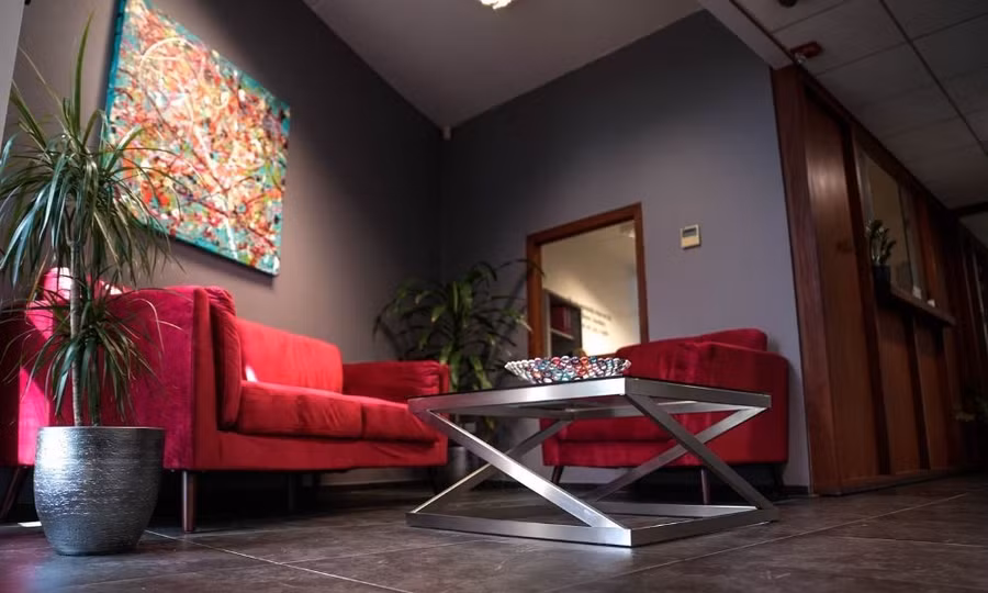 Sofa màu đỏ là nét chấm phá độc đáo cho không gian phòng khách (Ảnh: Unsplash)