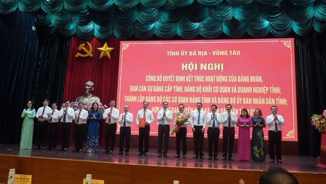 Bí Thư Tỉnh ủy Phạm Viết Thanh trao quyết định thành lập Đảng bộ UBND tỉnh