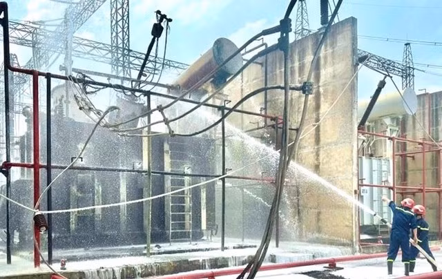 Lực lượng chức năng dập lửa