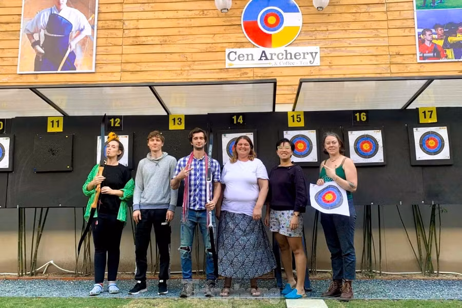 Du khách nước ngoài hào hứng, thích thú trải nghiệm môn bắn cung khi đến Đà Nẵng.