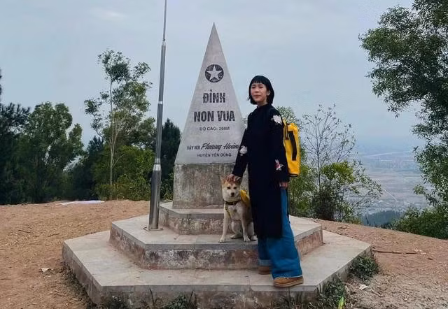 Chị Mai thường xuyên dẫn Chopper leo núi. ẢNH: NVCC