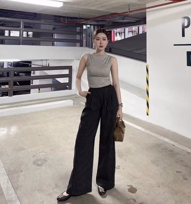 Chiếc quần này không chỉ mang lại sự thanh lịch mà còn có khả năng tạo cảm giác tinh tế và thanh thoát cho người mặc. ẢNH: @HERLANE.KH