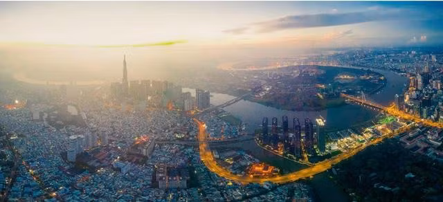 Sông Sài Gòn cùng nhiều kênh rạch uốn lượn mềm mại như len lỏi bên trong những tòa nhà cao tầng, khiến những góc nhìn về thành phố từ trên cao vừa hùng vĩ, vừa nên thơ. ẢNH: NGUYỄN MINH TÚ