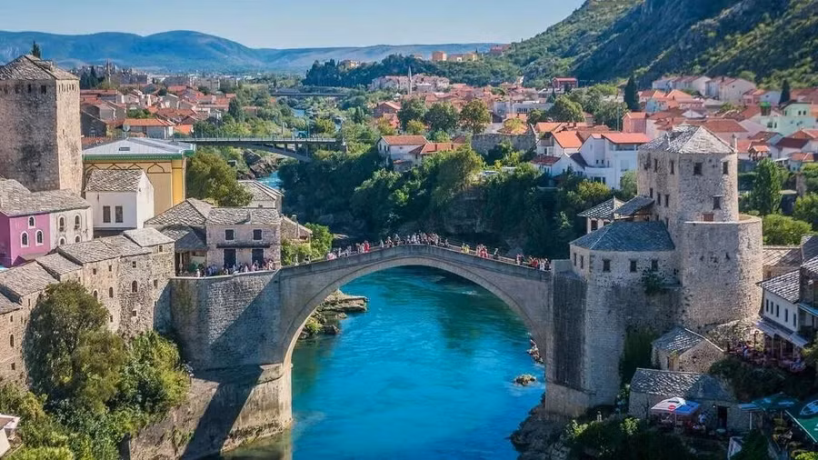 Với trái tim trong tên gọi và rượu vang chảy từ mọi ngóc ngách, Herzegovina vẫn là một trong những kho báu ẩn giấu cuối cùng của châu Âu. Tất nhiên, việc sử dụng từ “ẩn” không hoàn toàn chính xác vì bất kỳ du khách nào đến Mostar, thác Kravice hay Medjugorje vào mùa hè đều sẽ chứng thực, nhưng phần phía nam đầy nhiệt huyết của Bosnia và Herzegovina là khu vực xinh đẹp dành cho những cuộc phiêu lưu lãng mạn