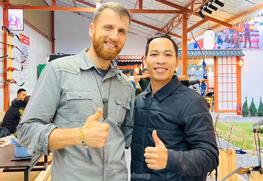 Anh Phan Đình Sanh - chủ quán cà phê cho biết: "Bắn cung giúp bạn trẻ, du khách giải trí, thư giãn sau những giờ làm việc, giờ học căng thẳng, giúp tăng cường sức khỏe và sự dẻo dai của cơ thể. Tôi muốn nhân rộng mô hình này để nhiều người có thể đến trải nghiệm những điều mới lạ, thú vị từ môn bắn cung này."