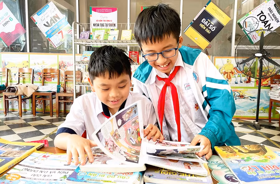 hoc-sinh-trong-gio-doc-sach-tu-chon-tai-chuong-trinh-dd.jpg