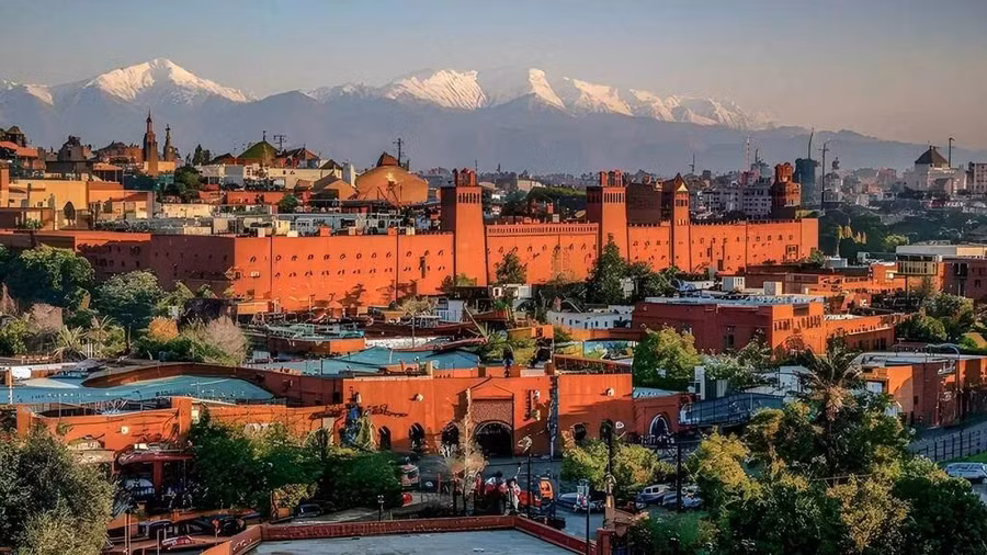 Màu sắc, mùi vị, âm thanh, hình ảnh. Đây là nơi đánh thức các giác quan; một bản giao hưởng của sự phấn khích đồng thời có không ít đăm chiêu. Marrakech là điểm đến hoàn hảo cho những người đam mê, nhưng nó cũng được mệnh danh là thành phố sang trọng, với tất cả các cung điện được trang trí công phu cùng các lựa chọn chăm sóc sức khỏe đặc biệt