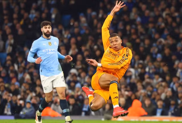 Kylian Mbappe ghi bàn gỡ hòa bằng ống đồng