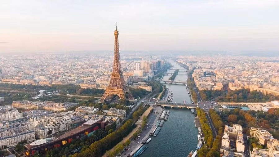 Có thể tập hợp các thành phố lãng mạn nhất thế giới mà không nhắc đến Paris không? "Thành phố Tình yêu" cho đến ngày nay vẫn hấp dẫn như mọi giai đoạn lịch sử của nó. Biệt danh đó không nhằm mục đích tiếp thị; thủ đô nước Pháp náo nhiệt với sự lãng mạn có thể thuyết phục bạn rằng tình yêu lần đầu tiên được phát hiện ở đây