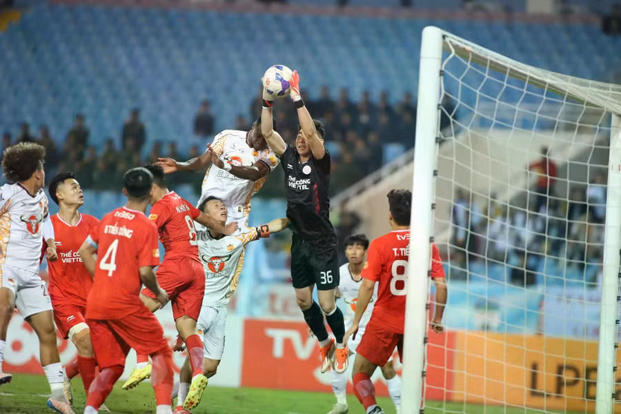 Những tình huống bóng bổng để ngoại binh tận dụng lợi thế thể hình có thể là phương án cho HAGL