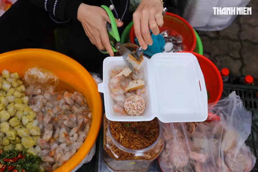 Thực khách có thể ăn kèm bánh lọc cùng các loại chả Huế. ẢNH: LÊ HOÀI NHÂN