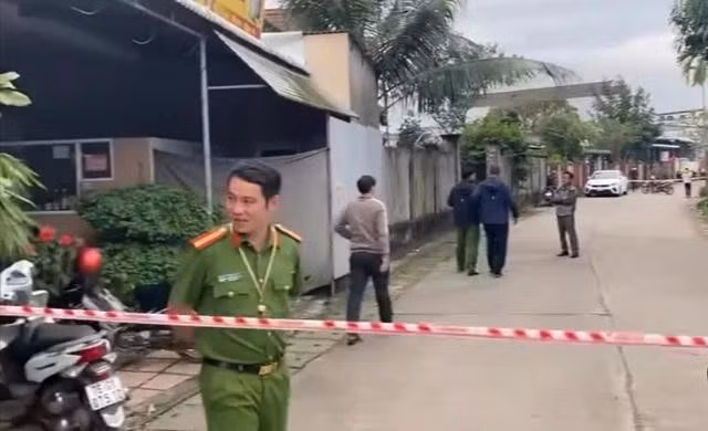 Công an phong tỏa hiện trường để điều tra vụ cháy khiến người phụ nữ tử vong. ẢNH: CẮT TỪ CLIP