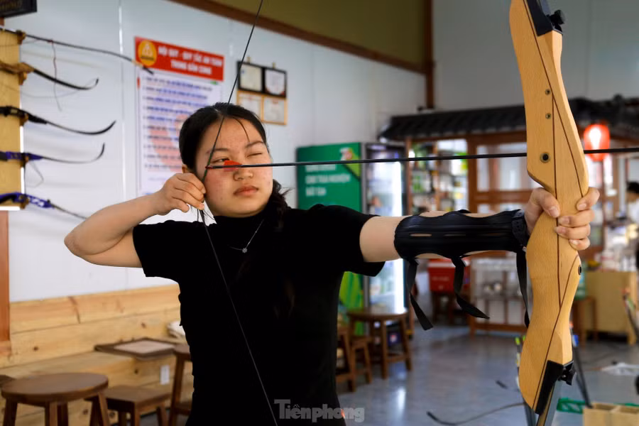 Bùi Thị Kim Yến (sinh viên Trường ĐH Kinh tế Đà Nẵng) cho biết: Mỗi ngày vào giờ rảnh, mình thường đến đây tập bắn cung để thư giãn sau những buổi học. "Môn bắn cung không chỉ rèn luyện về thể chất, mà còn giúp mình phát triển các kỹ năng như sự tập trung, kiên nhẫn và bình tĩnh." Kim Yến cho biết.