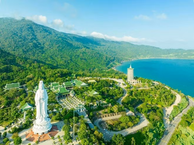 Chùa Linh Ứng nổi tiếng với tượng Phật Quan Âm cao nhất Việt Nam. (Ảnh: CTV/Vietnam+)