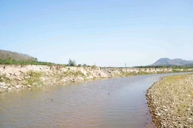 Mỗi năm bờ suối Đăk Sia lại sạt lở thêm khiến đất canh tác của người dân bị thu hẹp. Ảnh: Đức Nhật