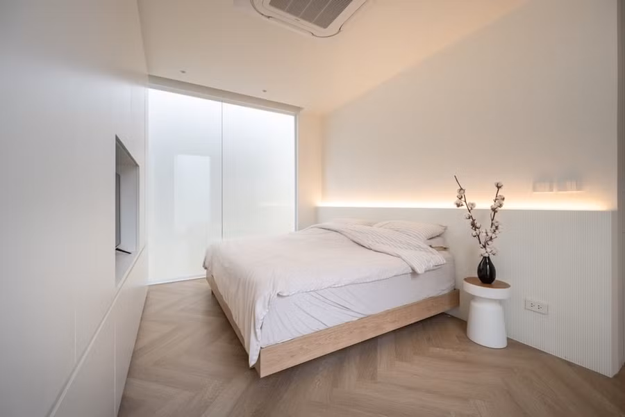 Phòng ngủ được bày trí đơn giản.