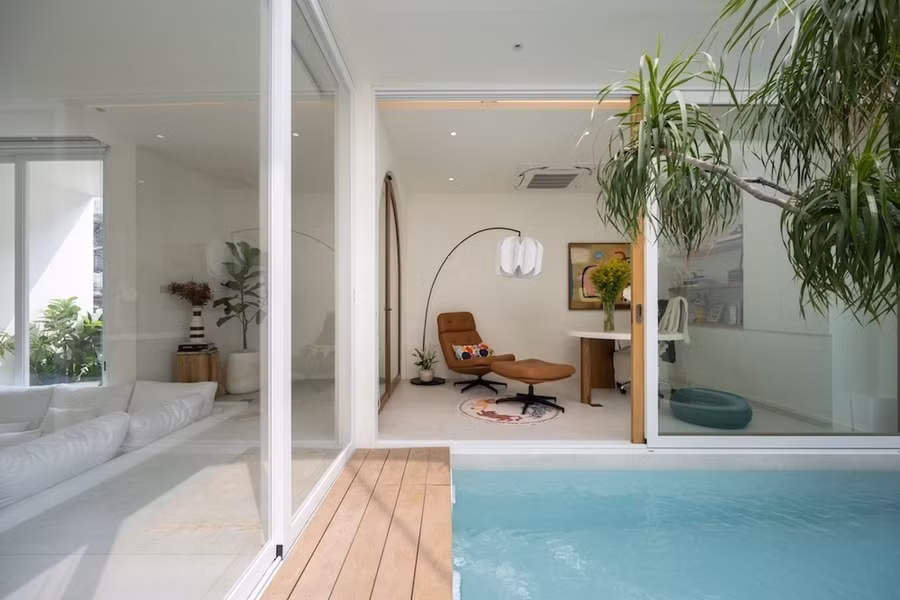 Ngôi nhà này có một khu vực sân với một hồ bơi ở tầng hai, đó là nơi gia đình dành phần lớn thời gian bên nhau. Sân đóng vai trò là trung tâm của ngôi nhà, kết nối các khu vực chính như phòng khách, phòng ăn và phòng làm việc.