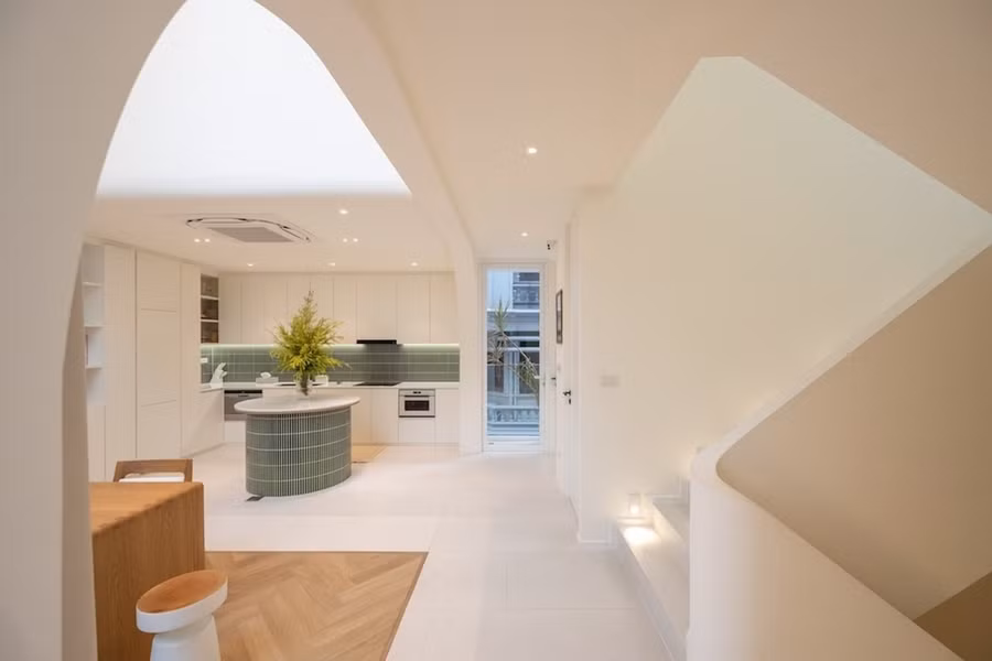 Hệ thống ánh sáng trong ngôi nhà được thiết kế nhằm mục đích tạo ra một trải nghiệm tương tự như ở trong một phòng trưng bày nghệ thuật.