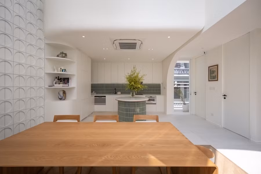 Ánh sáng từ trên cao nhẹ nhàng chiếu vào các bức tường và khuếch tán vào bên trong khiến nó trông giống như một “White Cube” trong phòng trưng bày nghệ thuật.