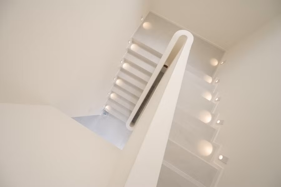 Các đường cong được áp dụng cho tường và trần nhà, tạo sự hài hoà và thống nhất trong không gian.