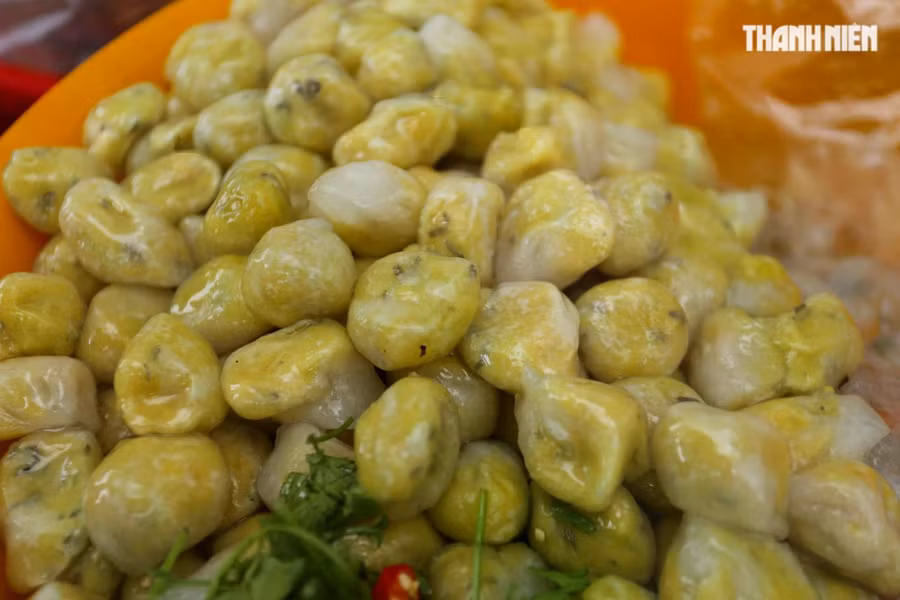 Vỏ bánh mỏng khiến người ăn không bị ngán và vị đậm đà của nhân là điểm đặc trưng của món bánh lọc trên đường Đào Tấn. ẢNH: LÊ HOÀI NHÂN