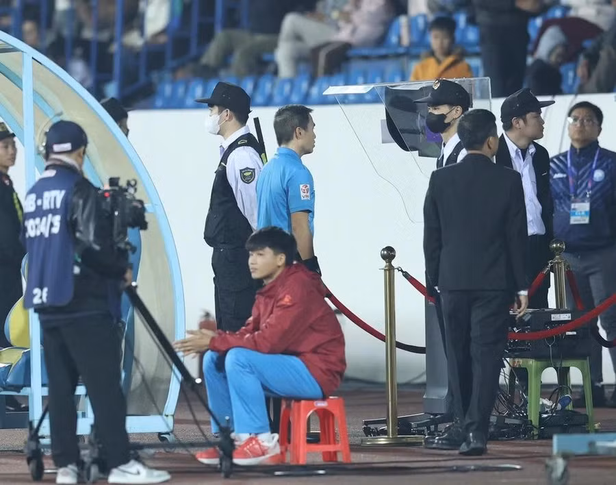 Trọng tài tham khảo VAR