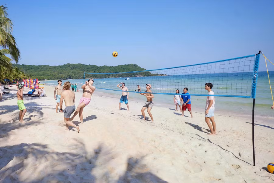 Khách quốc tế chơi bóng chuyền tại Bãi Kem - một trong những bãi biển đẹp nhất hành tinh tại Phú Quốc