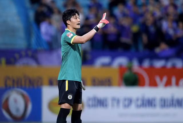 Thủ môn Văn Hoàng (Hà Nội) FC đang dần chứng tỏ năng lực ở V-League. Ảnh: MINH TÚ