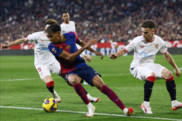 Lamine Yamal khuấy đảo hàng thủ Sevilla Lamine Yamal khuấy đảo hàng thủ Sevilla