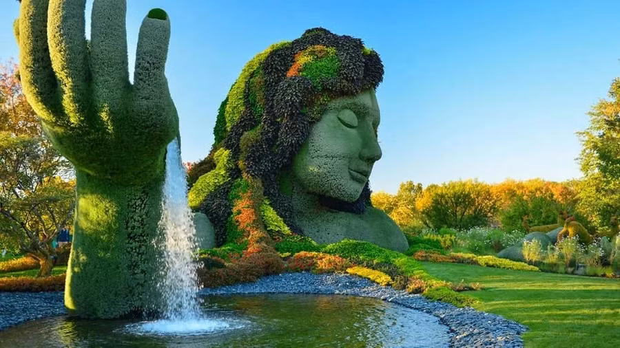 Có gì đó ở Montreal huyền diệu thực sự khiến nơi đây khác biệt so với các thành phố khác ở Bắc Mỹ, điều gì đó thể hiện sự lãng mạn và hứa hẹn sẽ không bao giờ buông bỏ. Đó có thể là sự kết hợp kỳ lạ giữa sự tự tin của người Canada và nét sang trọng của châu Âu, hoặc có thể là lịch sử hữu hình lấp lánh từ mọi ngóc ngách của trung tâm lịch sử thành phố.